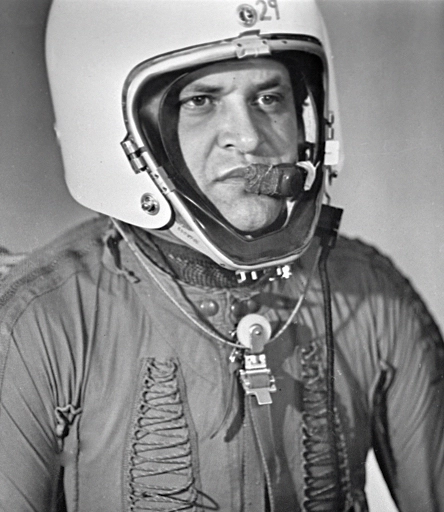 RIAN archive 35172 Powers Wears Special Pressure Suit (1960) | Wikimedia Commons | CC BY-SA 3.0