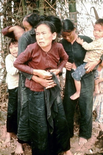 My Lai massacre woman and children (1968) R.Haeberle | Wikimedia Commons 