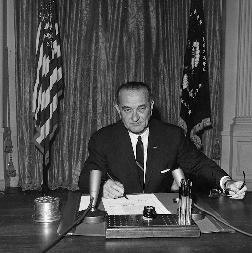 President Lyndon B. Johnson signs Gulf of Tonkin resolution - NARA - (1964) | Wikimedia Commons