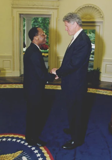 Clinton and Aristide (1994) | Wikimedia Commons 
