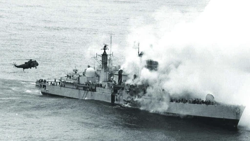 Hundimiento del destructor HMS Sheffield (2019) | Wikimedia Commons |  CC BY-SA 4.0