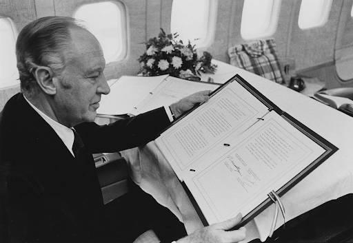 Secretary of State William Rogers Reading the Vietnam Peace Agreement Signatures Page - DPLA (1973) | Wikimedia Commons