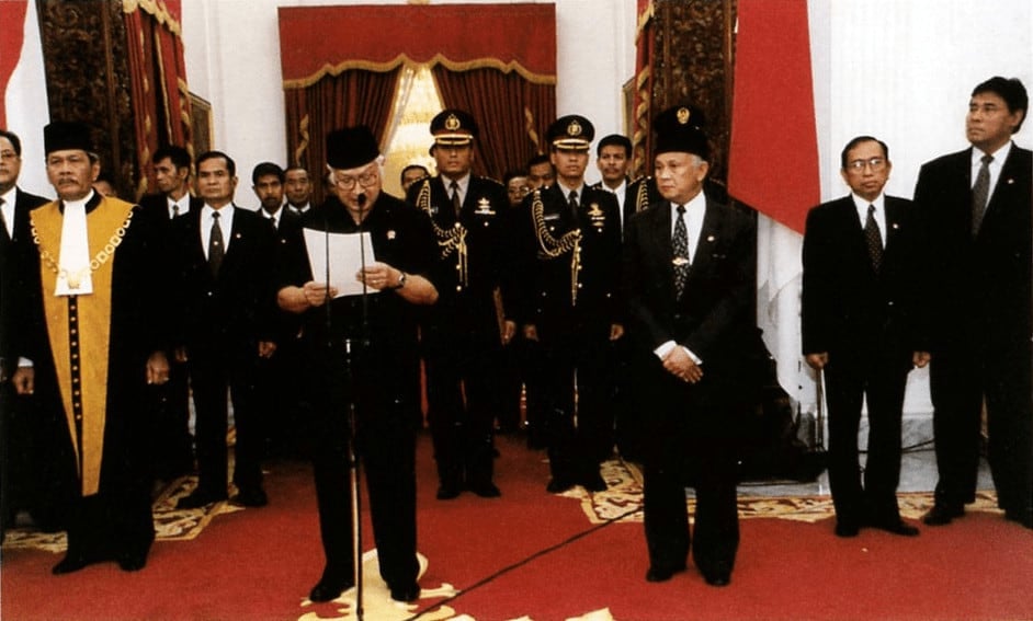 Suharto Resigns (21 May 1998) Office of the Vice President of the Republic of Indonesia, B. J. Habibie: 72 Days as Vice President | Wikimedia Commons