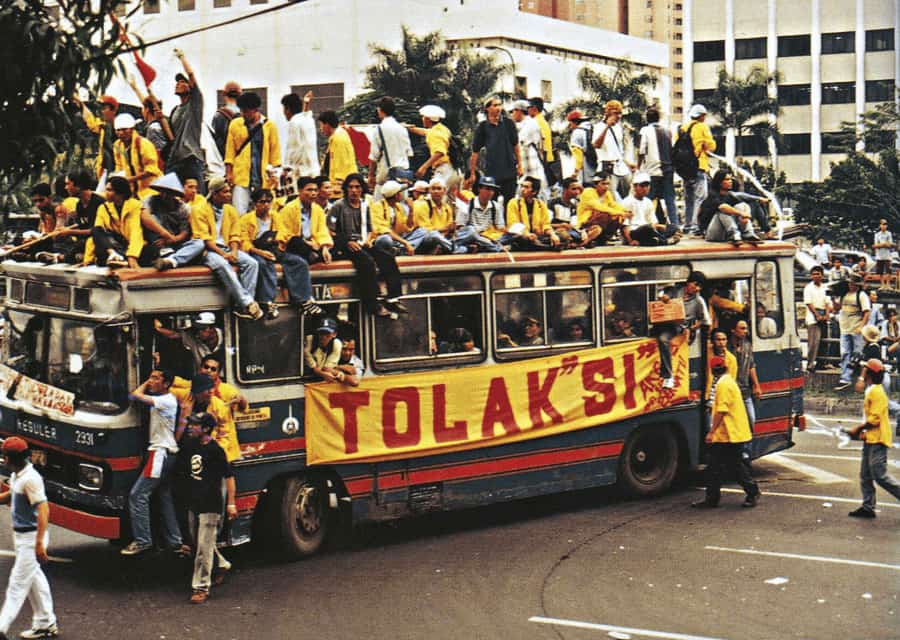 University Students demonstrate (November 1998) Indonesian Government | Wikipedia Commons