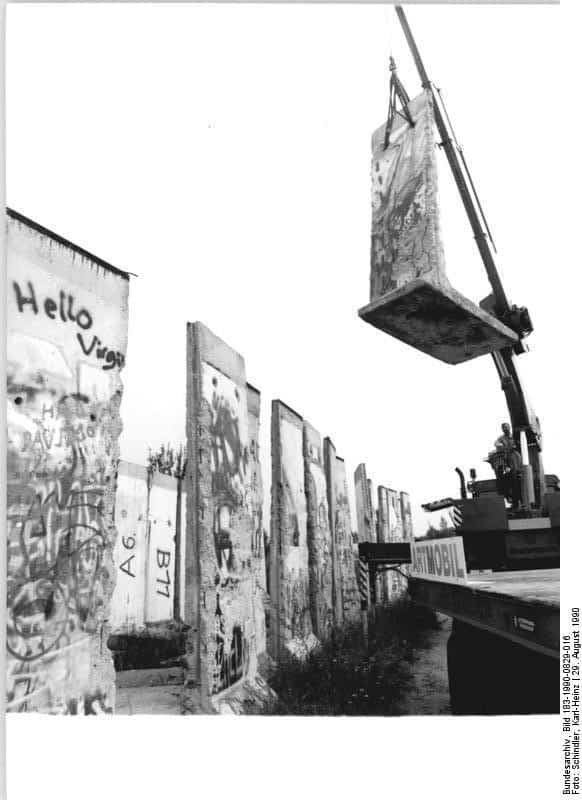 Part of the Berlin Wall is removed and the Cold War comes to an end (29 August 1990) | Schindler, Karl-Heinz | German Federal Archives