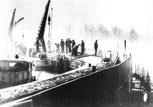 East German construction workers building the Berlin Wall (20 November 1961) | National Archives | Wikimedia Commons