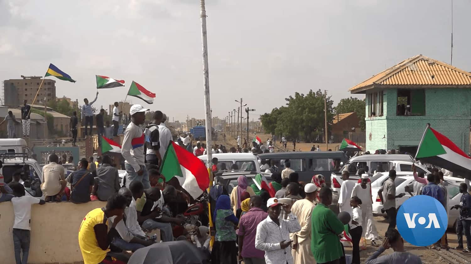 Celebrating Sudanese protesters, (2019) VOA, Wikimedia Commons