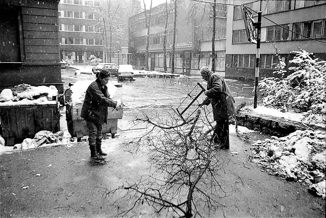 Residents of Sarajevo collect firewood during the siege (1992) Christian Maréchal  | Wikimedia Commons
