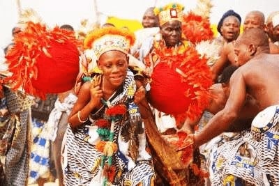 Dancing at festival in Benin (January 2013) (images.lebenin.info)  | mondoblog.org