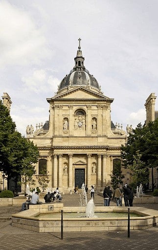 Facade of the chapelle Sainte-Ursule of the Sorbonne, Paris, France (June 2012) (Jebulon) | Wikimedia