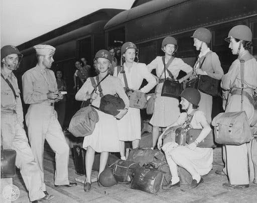 War correspondents and personnel of the Office of Strategic Services, leaving from Camp Patrick Henry, in Virginia, to go overseas, 1944 | National Archives