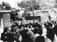 Iran hostage crisis - Iraninan students comes up U.S. embassy in Tehran Unknown Author (1979) | Wikimedia Commons
