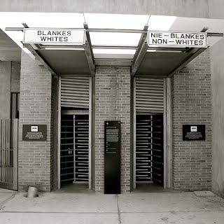 Separated museum entrance in Johannesburg (2010) Annette Kurylo | Wikimedia Commons