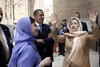 Secretary of State Hillary Clinton recounts a story to President Barak Obama, Senior Advisors David Axelrod and Valerie Jarrett, outside the Sultan Hassan Mosque in Cairo, Egypt (4 June 2009) Pete Souza | Flickr