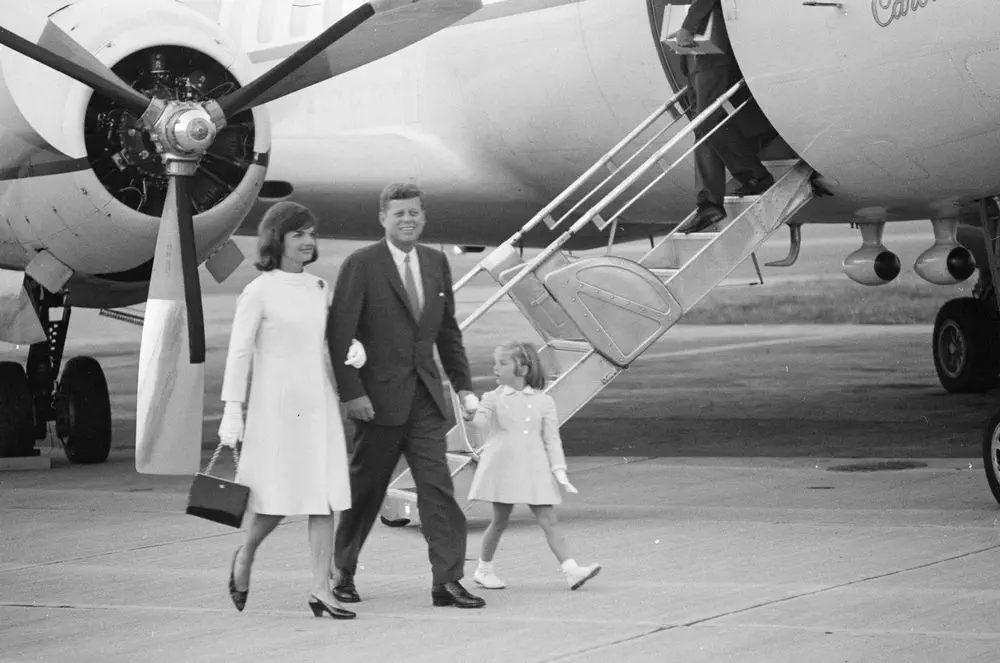 Arrival of First Lady Jacqueline Kennedy (JBK) & Caroline Kennedy (CBK) from Italy. 1962 August 31 Robert Knudsen. White House Photographs. John F. Kennedy Presidential Library and Museum, Boston