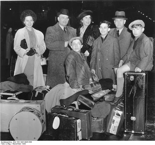 Jewish family in exile, arriving in USA (1938). German National Archives, public domain