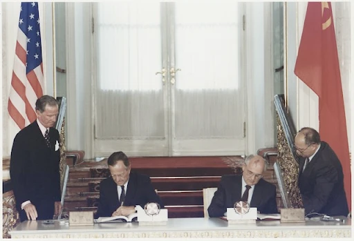 President Bush and President Gorbachev sign the Strategic Arms Reduction Treaty (START) in the Kremlin in Moscow (July 31, 1991) Susan Biddle | Wikimedia Commons
