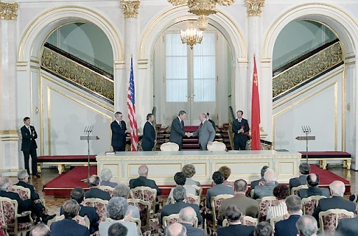 President Ronald Reagan and Mikhaïl Gorbachev shake hands at the signing ceremony for the INF Treaty (June 1, 1988) White House Photographic Collection | National Archives