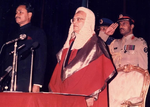 Ershad during Presidential Oath Taking Ceremony of Bangladesh after being elected in 1986 (1986) | Incognito1980 (CC BY-SA 3.0) | Wikimedia Commons 