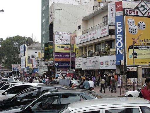Einkaufsstrasse Shopping Street in Bangalore, India (2005) Vincent Bloch| Wikimedia Commons 