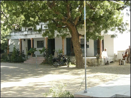 An example of a Panchayat office, the village council, found in Bamnera, India (2009) Rasikdave| Wikimedia Commons  