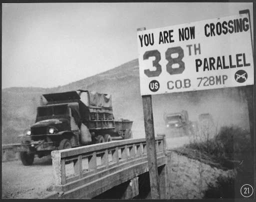 Crossing the 38th parallel. United Nations forces withdraw from Pyongyang, the North Korean capital. They recrossed... - NARA - (1950) | Wikimedia Commons