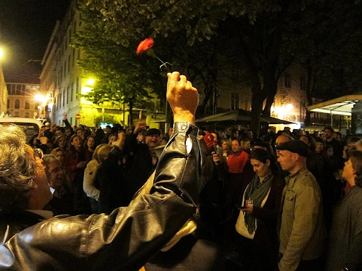 Singing Grândola (2015) d'Anjou | Wikimedia Commons | CC BY-SA 4.0