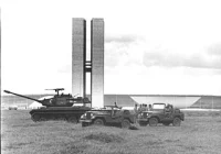 Tanks in front of the National Congress, 1964. Agência Senado