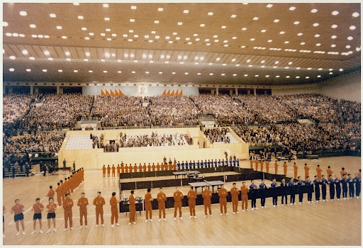 Nixon at an athletic exhibition in Peking - NARA - (1972) | Wikimedia Commons