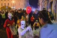 Kids trick or treating. Silar