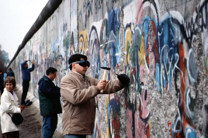 People using hammers and chisels to tear down the Berlin wall | Wikimedia Commons. CC BY-SA 2.0.