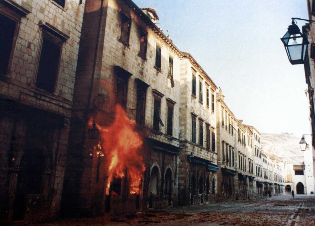 Shelling of the old town of Dubrovnik during the war in Croatia | Bracodbk. Wikimedia Commons. CC BY-SA 3.0.